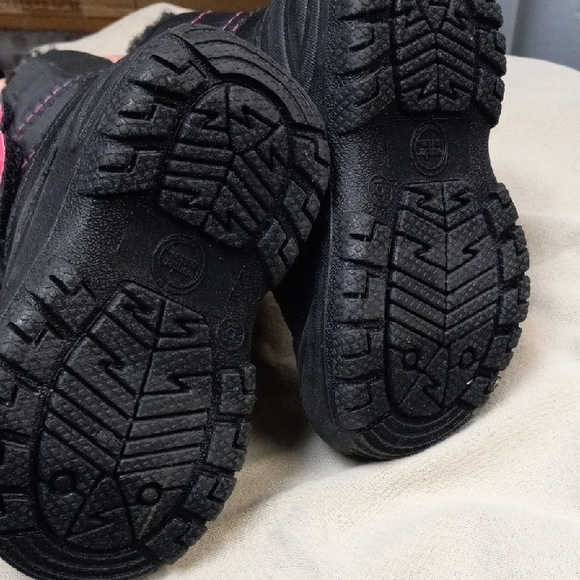 Wonder Nation Black and Red Kids Snow Boots - Picture 4 of 5